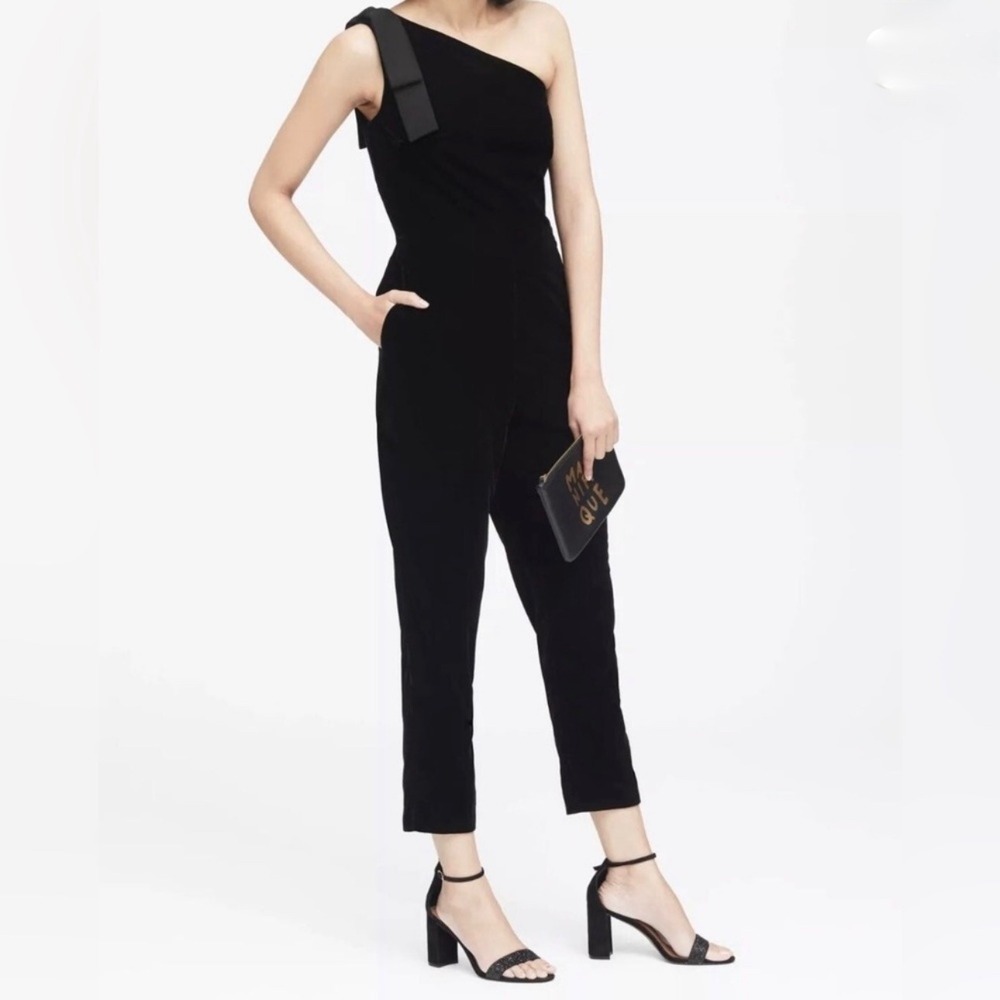 NWT BANANA REPUBLIC W Black Velvet Jumpsuit One Shoulder Bow Detail‎ 2 Petite